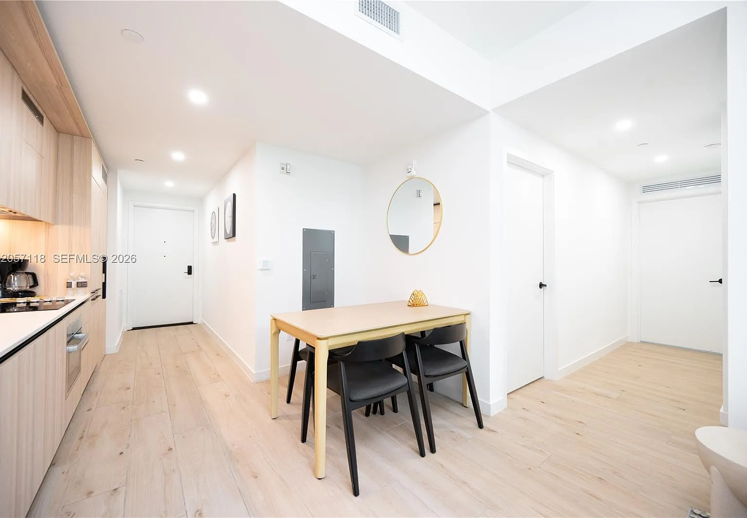 District 225 Condo — Photo 4