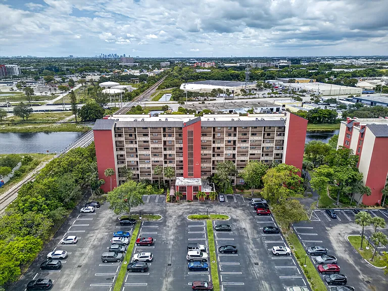2200 S Cypress Bend Dr #101 — Photo 31