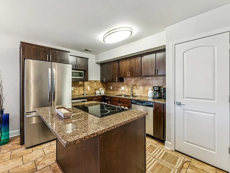 530 W 10th St #530 — Photo 13