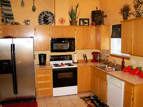 lg. kitchen w/fltng counter
