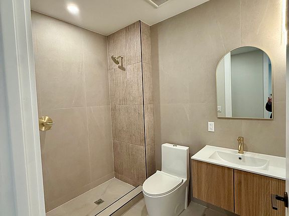 2nd image of 1600 Fulton St APT 4D