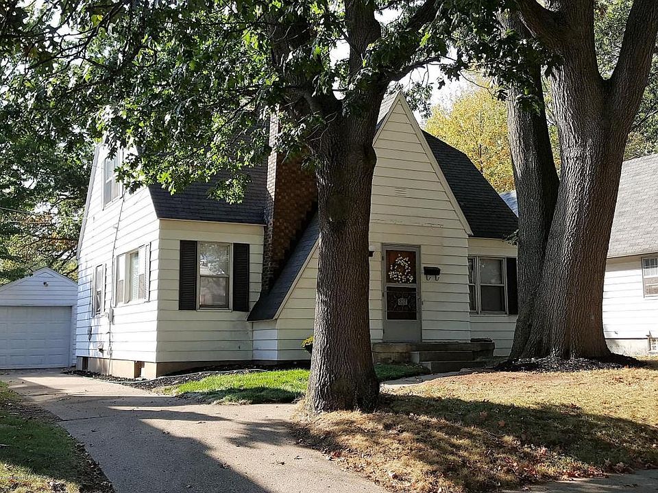 1st image of 817 Burke Ave NE