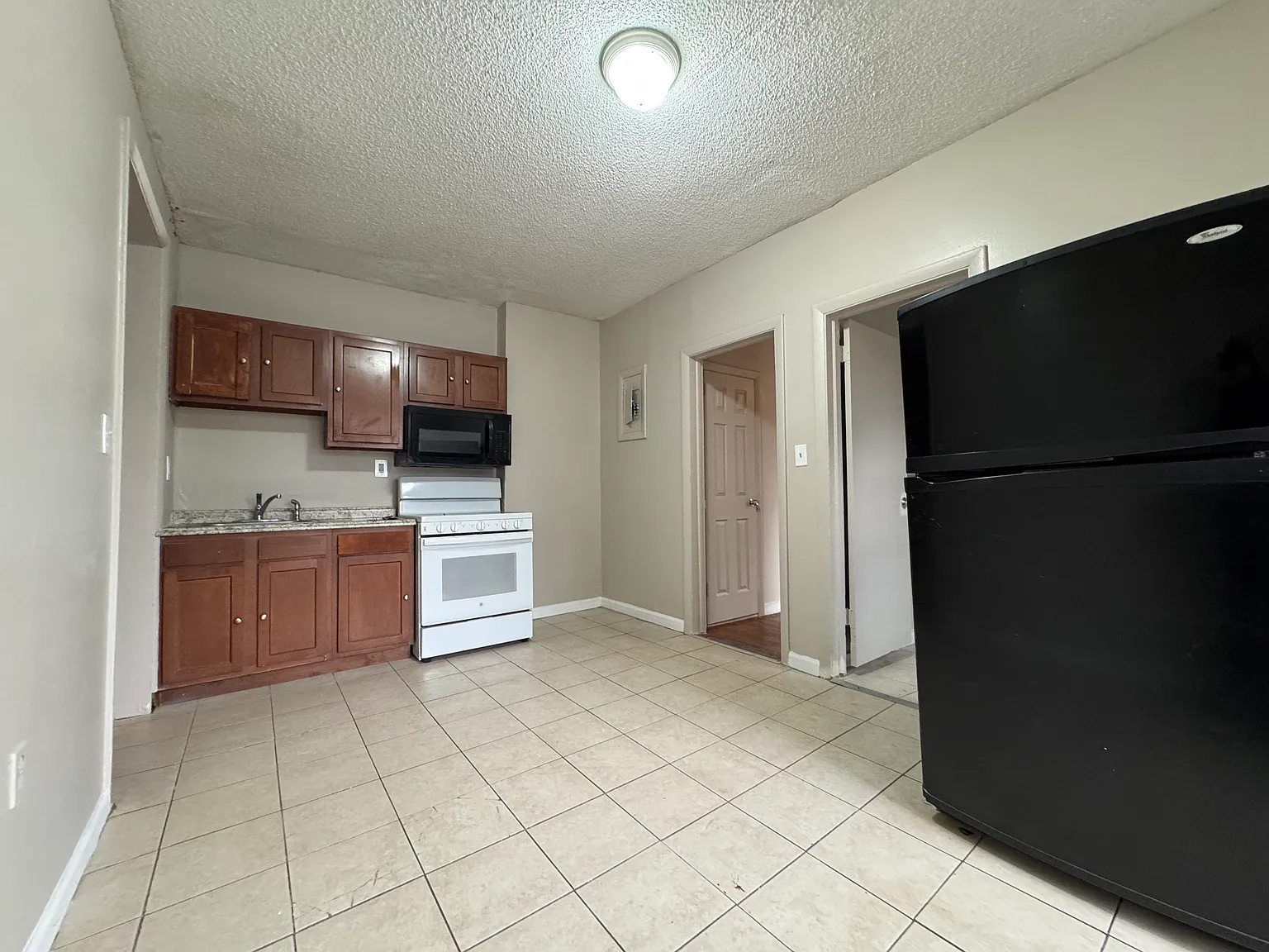 3 bed, 900 sqft, $1,395 — Photo 3