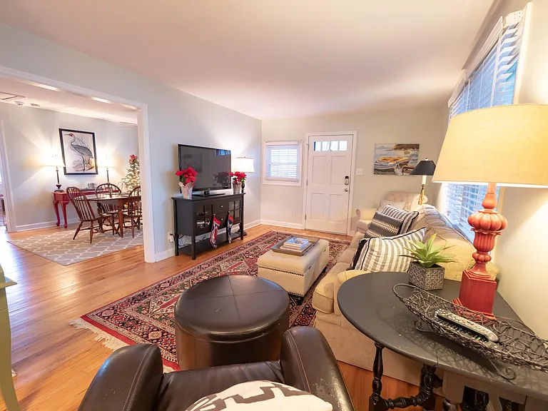 806 Mills St — Photo 2
