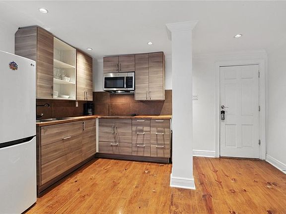 4th image of 411 Burgundy St #5