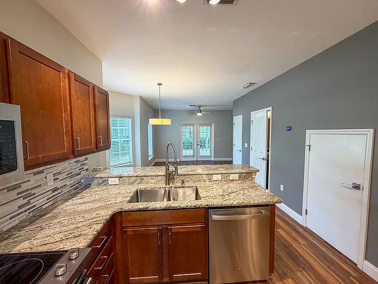 2915 SW 35th Pl #101 — Photo 4
