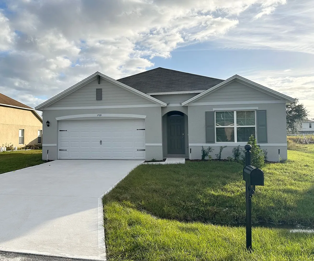 Building Photo - 709 Versailles Ln