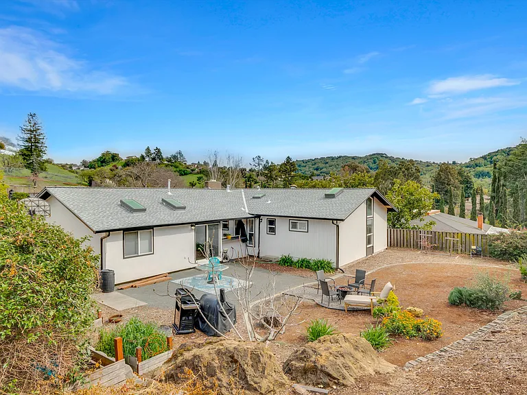 Moraga Dr — Photo 37