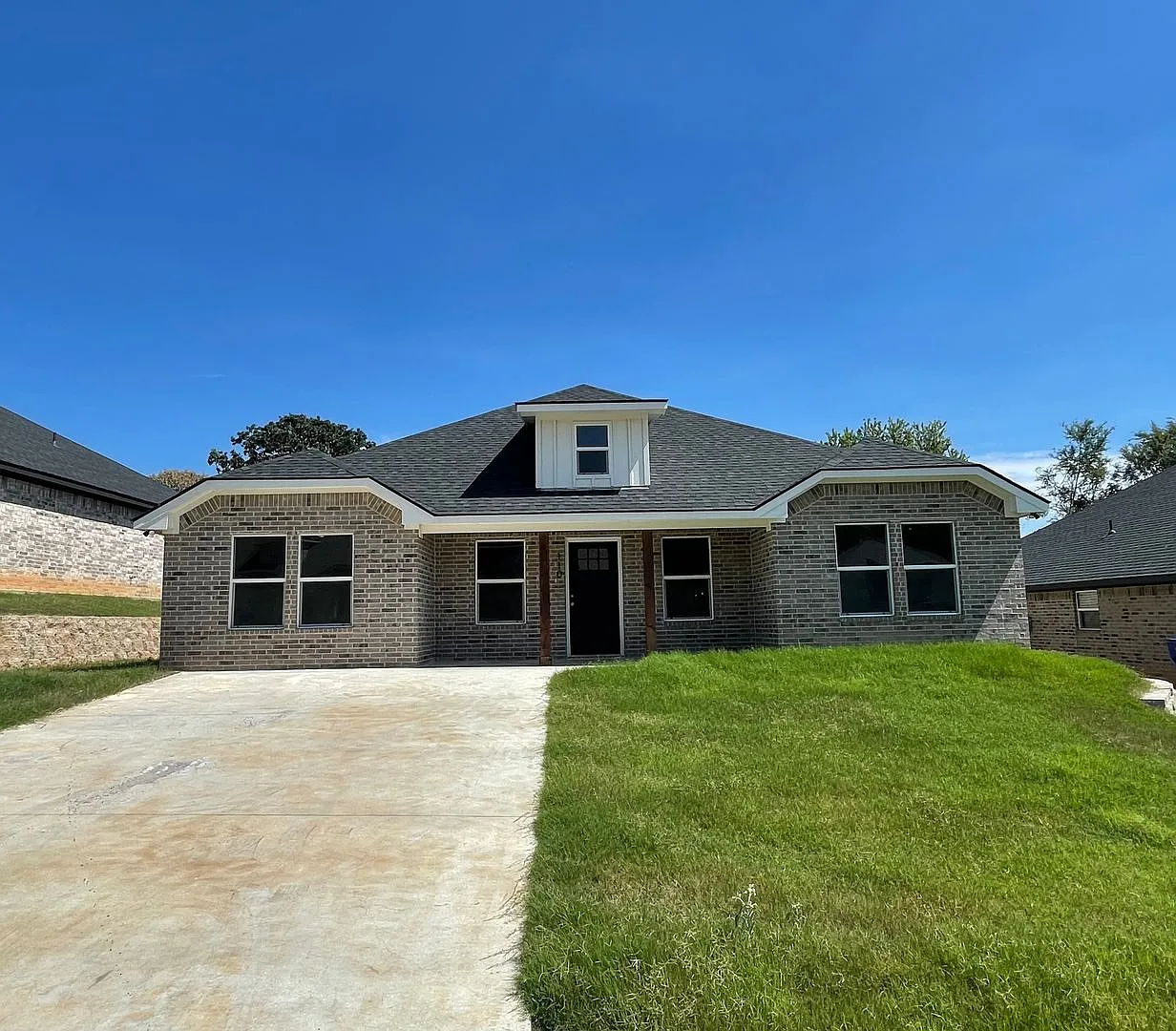 Fenced yard/2000 Sqft/Premium location — Photo 1