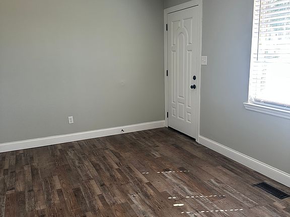 3rd image of 3552 Crawford Dr SE