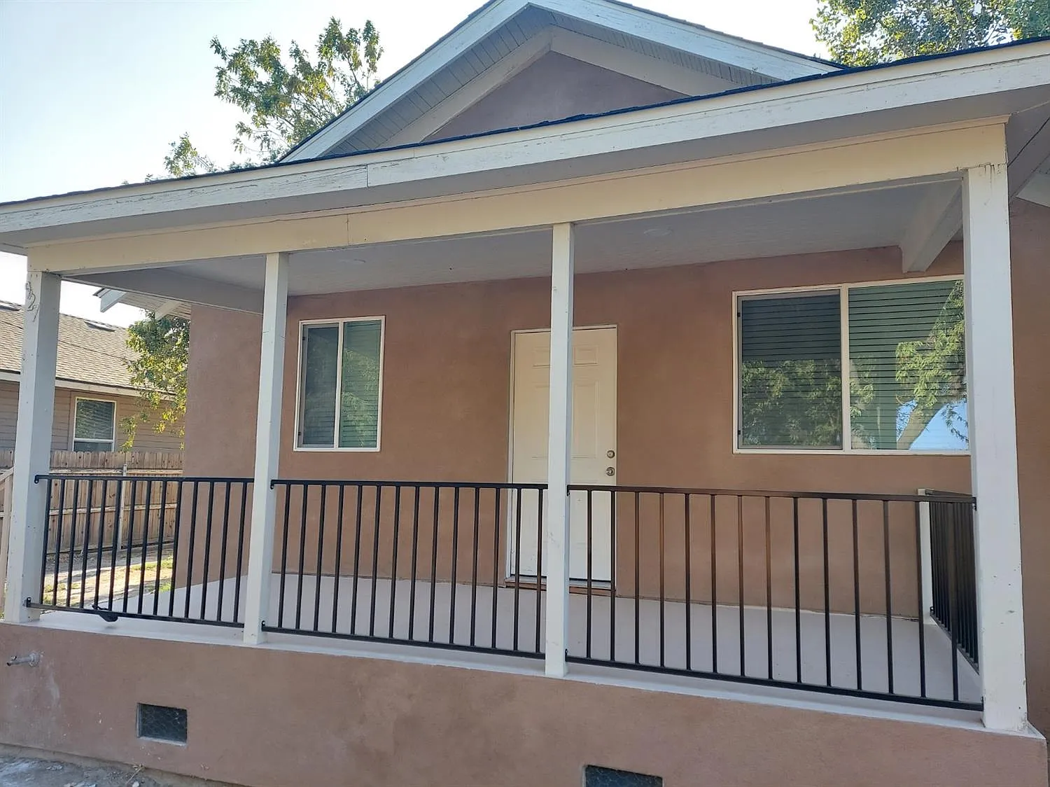 927 East Ave photo 1