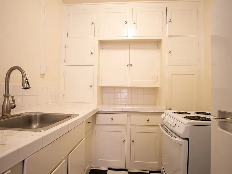 1944 NW Johnson St #204 — Photo 6