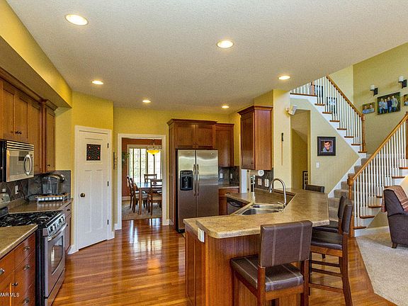 3rd image of 2053 Galway Ln NE