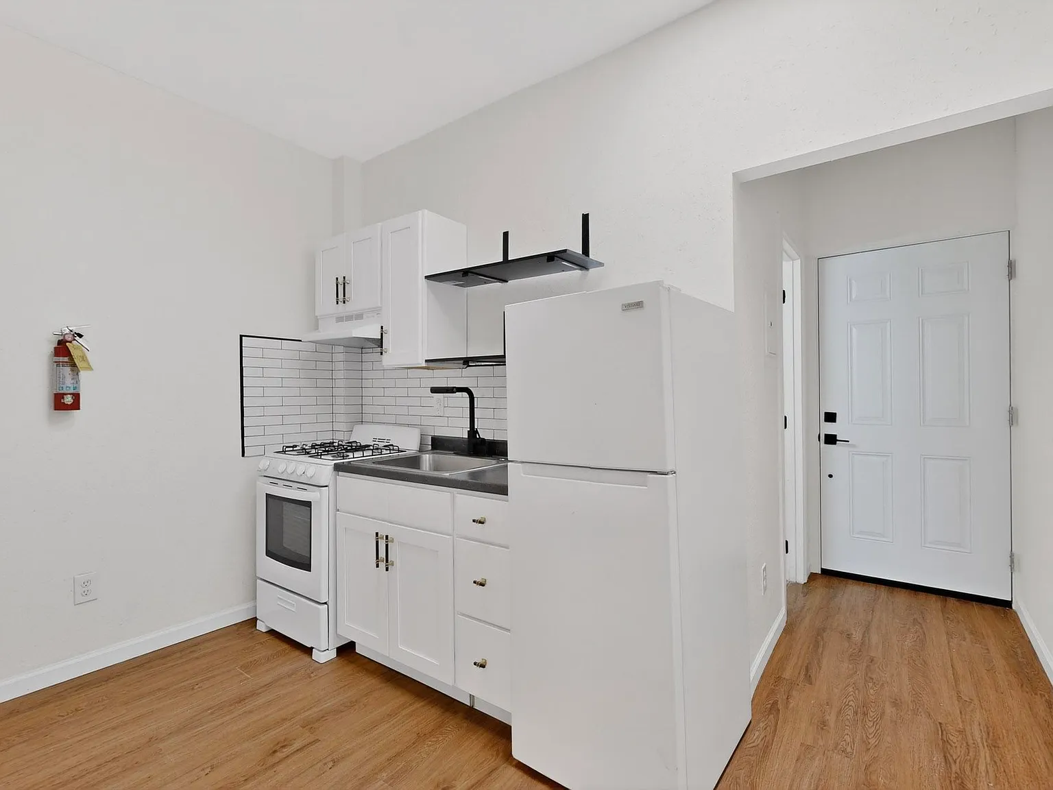 1 bed, 400 sqft, $900 — Photo 4