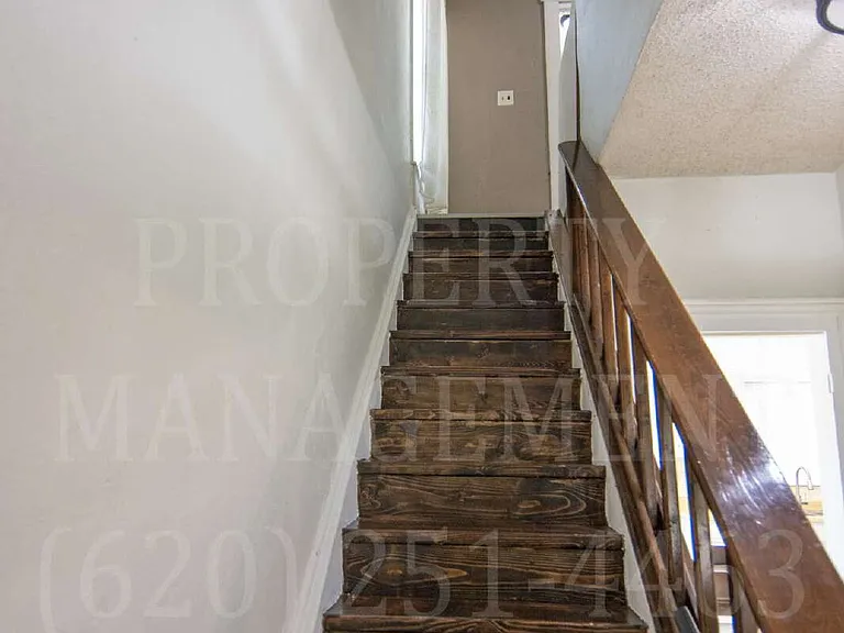 929 E Myrtle St — Photo 16