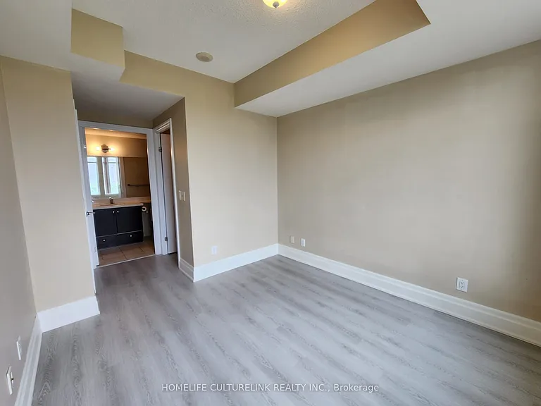 131 Upper Duke Cres #804 — Photo 19