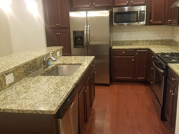 4th image of 444 Parkview Ave