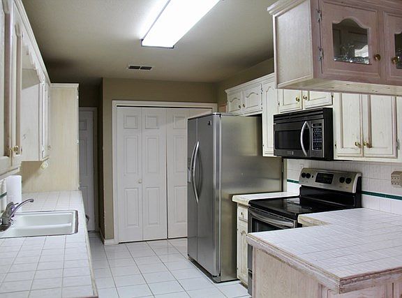 4th image of 513 E Redbud Ave