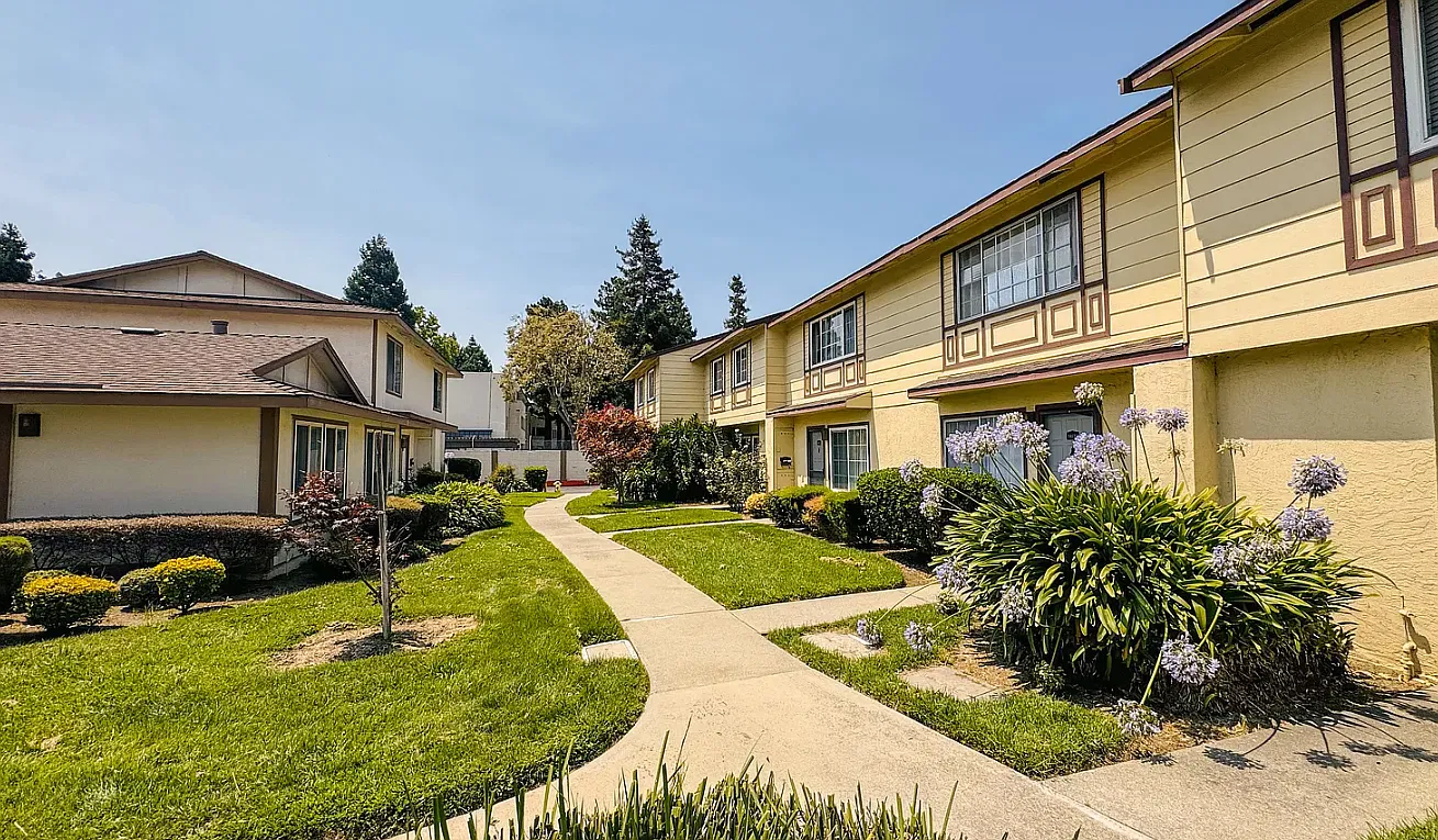 3 bed, 1.5 bath, 1166 sqft, $3,200 — Photo 4