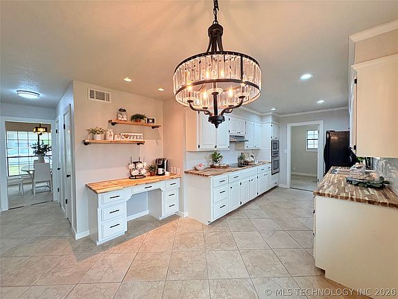 2nd image of 1115 Surrey Dr