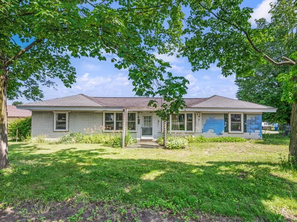 417 Walnut St, Howard City, MI 49329