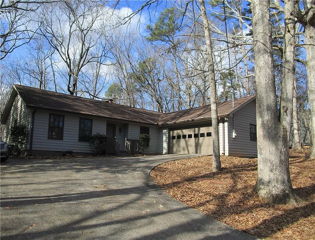 Photo 1 of 50 - 3730 Newport Dr - Gainesville, GA Primary Photo - 3730 Newport Dr