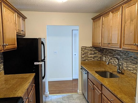 3rd image of 151 King St APT 303C
