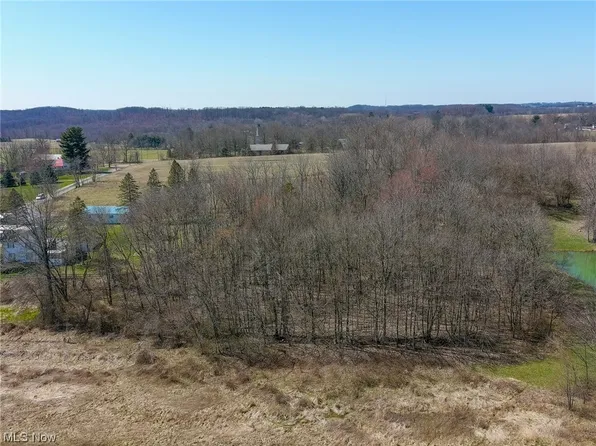 Stanwood St SW, Navarre, OH 44662