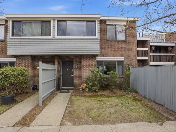 82 Bailey St #82, Stoughton, MA 02072