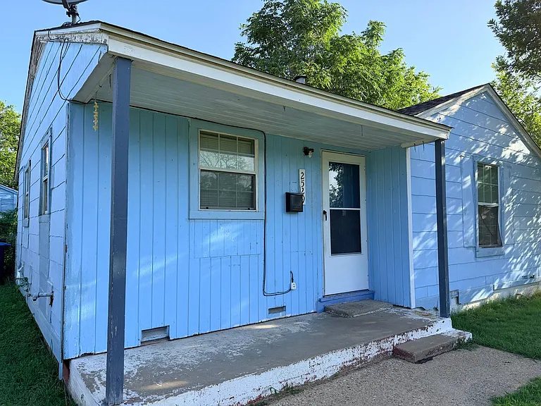 2529 Shropshire St — Photo 2