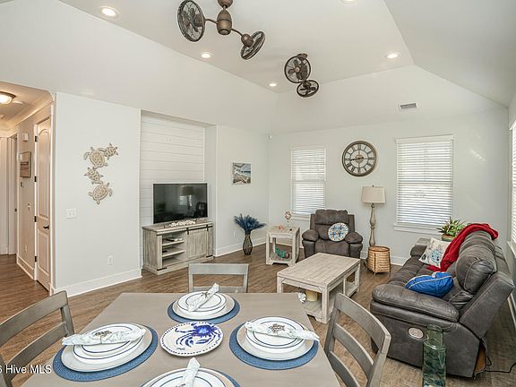 3rd image of 1394 Albacore Loop