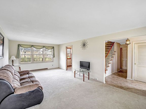 2nd image of 313 Custer Ct