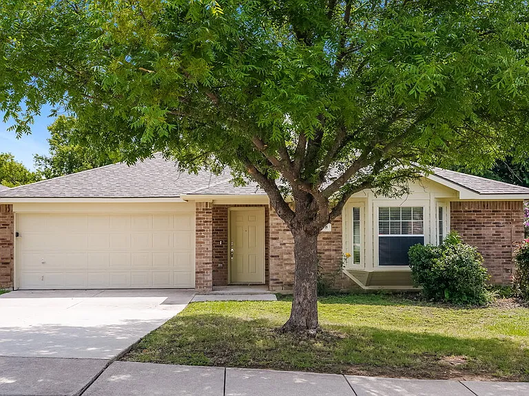 908 Chase Ln — Photo 1