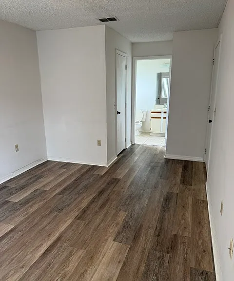 Principal bedroom with full bathroom and walk-in closet