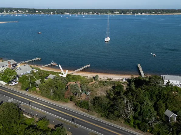 11 Beach Road, Oak Bluffs, MA 02557