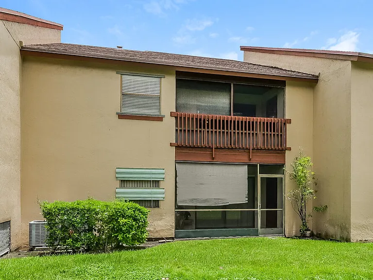 304 Lakeview Dr E — Photo 16
