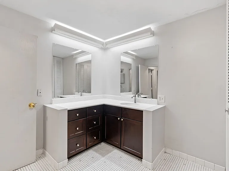 Lake Street Manor — Photo 17