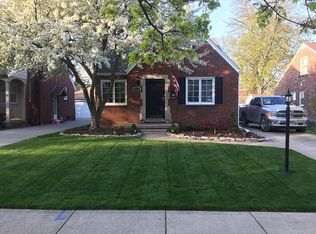 1876 Stanhope St, Grosse Pointe Woods, MI 48236