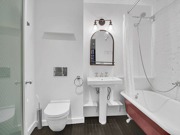 5th image of 224 E 18th St