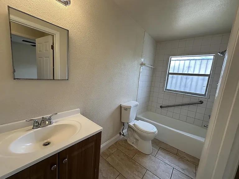 303 W Myrtle St — Photo 5