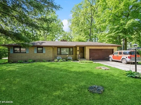 2113 Red Oak Dr, Trail Creek, IN 46360