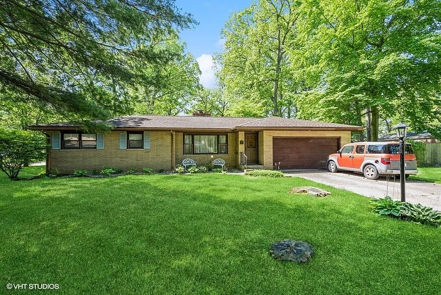 2113 Red Oak Dr photo 1