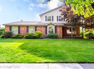 2852 Mayfair Dr, Troy, MI 48084