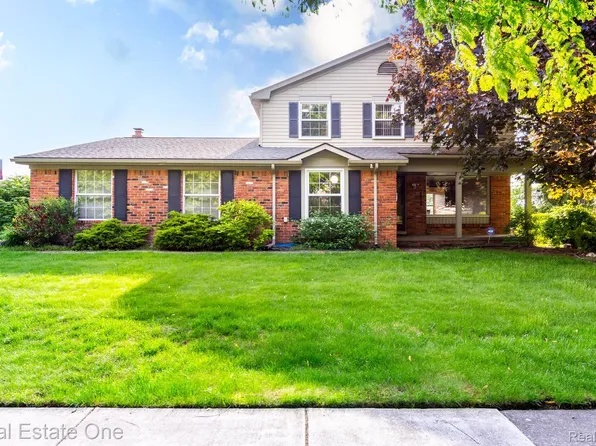 2852 Mayfair Dr, Troy, MI 48084