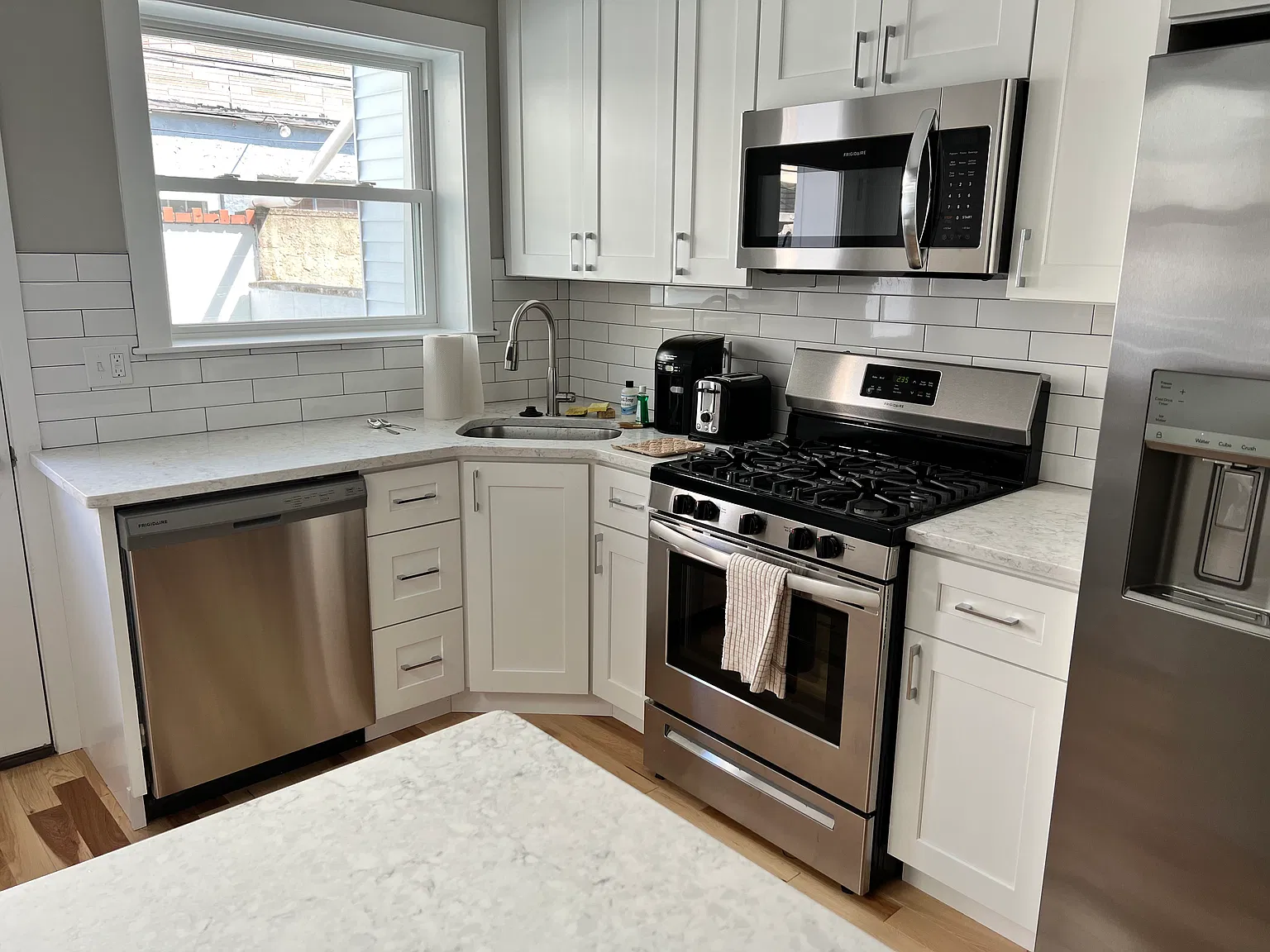 2 bed, 900 sqft, $1,995 — Photo 3