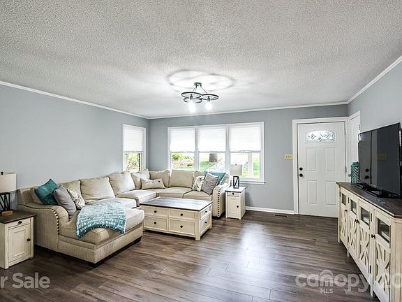 4th image of 904 Valley Dr