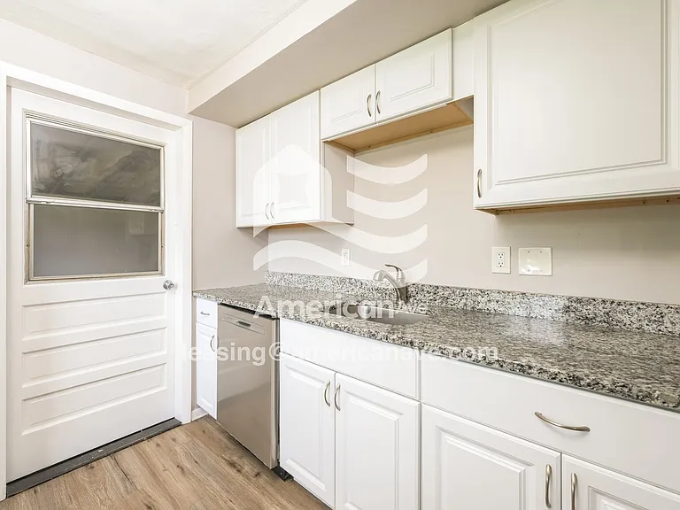 1348558_004_kitchen_4.jpg