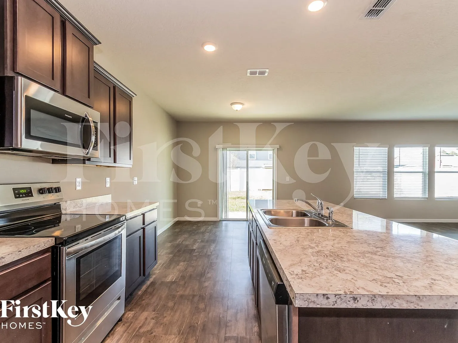 4 bed, 2.5 bath, 2532 sqft, $2,270 — Photo 4