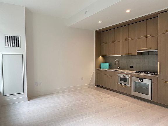 4th image of 91 Leonard St APT 13E