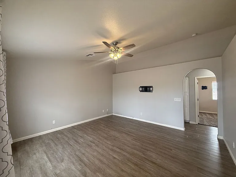2843 Phoenix Ave — Photo 2
